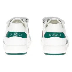 Hvide flade sko med grøn web-detalje