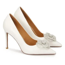 Hvide læderpumps med glitrende blomst
