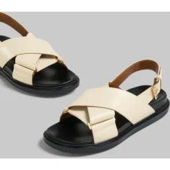 Ikoniske lædersandaler med krydsrem