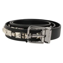 Læderbælte med sølvfarvet spænde og nitter