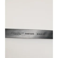 Læderbælte med sølvfarvet spænde og nitter