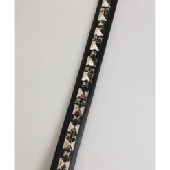 Læderbælte med sølvfarvet spænde og nitter