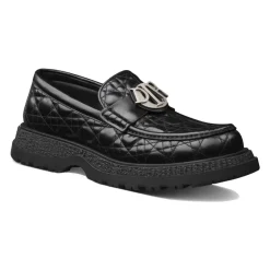 Luksuriøse læderloafers med charme spænde