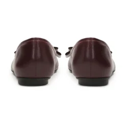 Maroon ballerinaer med en sløjfe