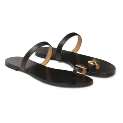 Minimalistiske sorte mules på en flad sål