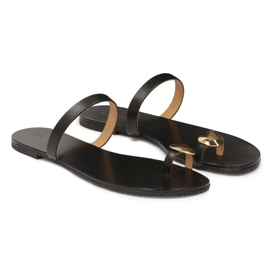 Minimalistiske sorte mules på en flad sål