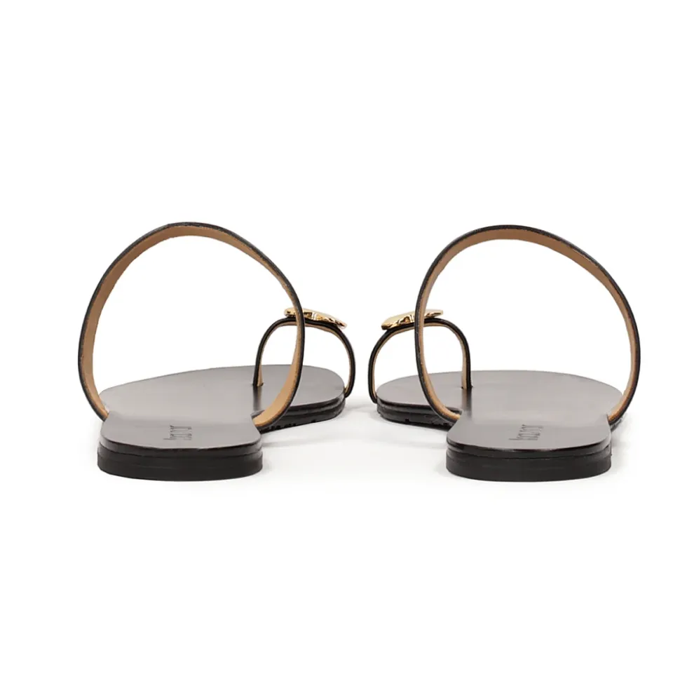 Minimalistiske sorte mules på en flad sål