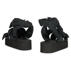 Moderne sort sandal med plateau og omsluttende rem.