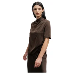 Silke T-shirt Mørkebrun med Asymmetriske Plisser