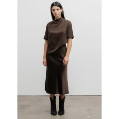 Silke T-shirt Mørkebrun med Asymmetriske Plisser