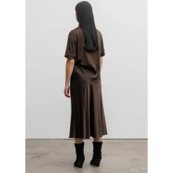 Silke T-shirt Mørkebrun med Asymmetriske Plisser