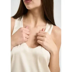 Skinnende satinbluse