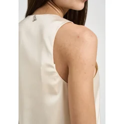 Skinnende satinbluse