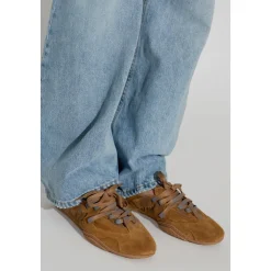 Sko i ruskind med snørebånd