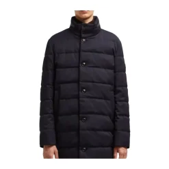 Sofistikeret uldfrakke med skjult hætte