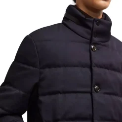 Sofistikeret uldfrakke med skjult hætte