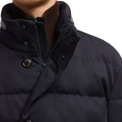 Sofistikeret uldfrakke med skjult hætte