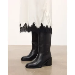 Sort læderstøvler med blokhæl