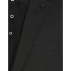 Sort ulddragt med ikonisk nål