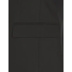 Sort ulddragt med ikonisk nål