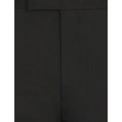 Sort ulddragt med ikonisk nål