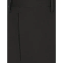 Sort ulddragt med ikonisk nål